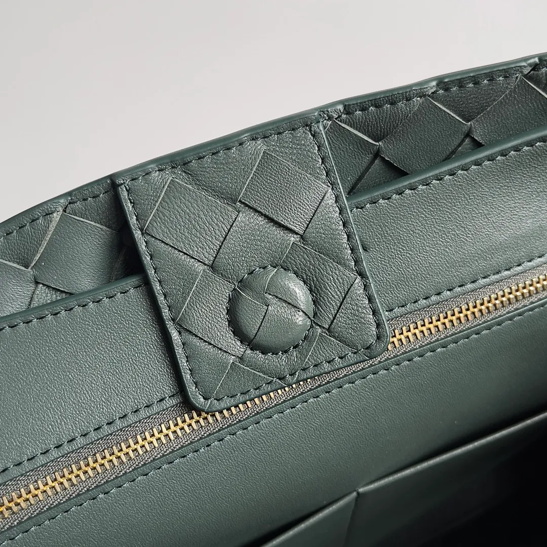 The 2023 new Andiamo batch of 2260 BV has been shipped‼ ️Really popular🔥The new Andiamo woven handbag launched by Bottega Veneta this season is really popular all over the world! ! Celebrities at home and abroad have worn it, and Oscar-winning actress Michelle Yeoh has taken it out on the street. Song Jia, Trai Yara, Yu Feihong, Sanji Ayaka, Rosie Hunting-Whiteley, Yoshioka Riho, etc. have all picked up this bag. It is classic and versatile, showing off its temperament, and the bag capacity is also large, which is very convenient for daily commuting! ! A variety of carrying methods, the shoulder straps can be adjusted by yourself, the original lambskin feels soft and delicate, and the unisex style breaks the gender boundaries and brings a more practical and long-lasting use experience. Andiamo, which has both elegant and casual styles, perfectly interprets the true appearance of "fashionable old money style". Style number: 743572 Size: 32*24*12